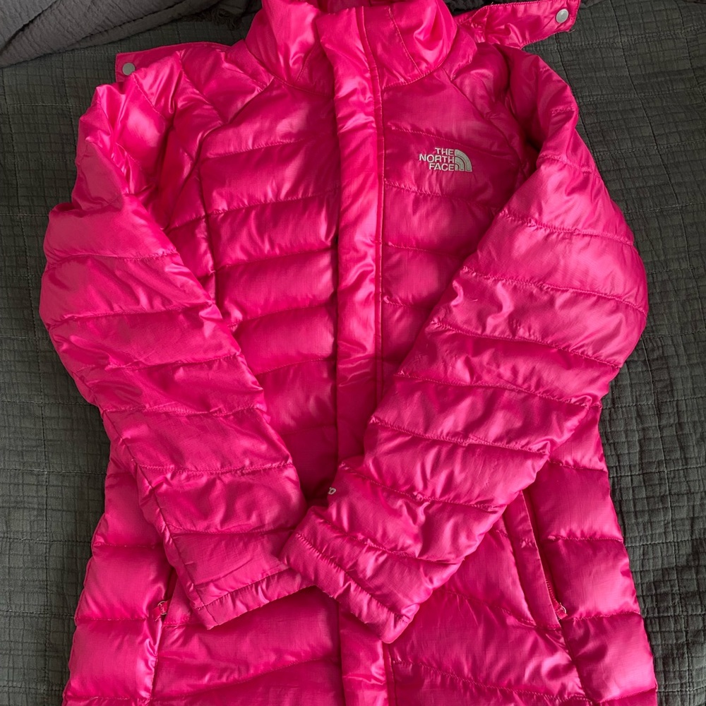 Girls North Face 550 down filled winter parka with detachable hood. Size L